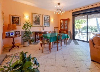Sala da pranzo - Casa semi indipendente Strada Statale 16 Complanare Ovest
90, Bari - foto 9