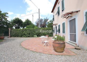 Veduta lato ingresso con cancello storico - Villa Via di segromigno, Capannori - foto 4