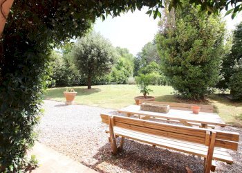 Vista giardino dal portico coperto - Villa Via di segromigno, Capannori - foto 9