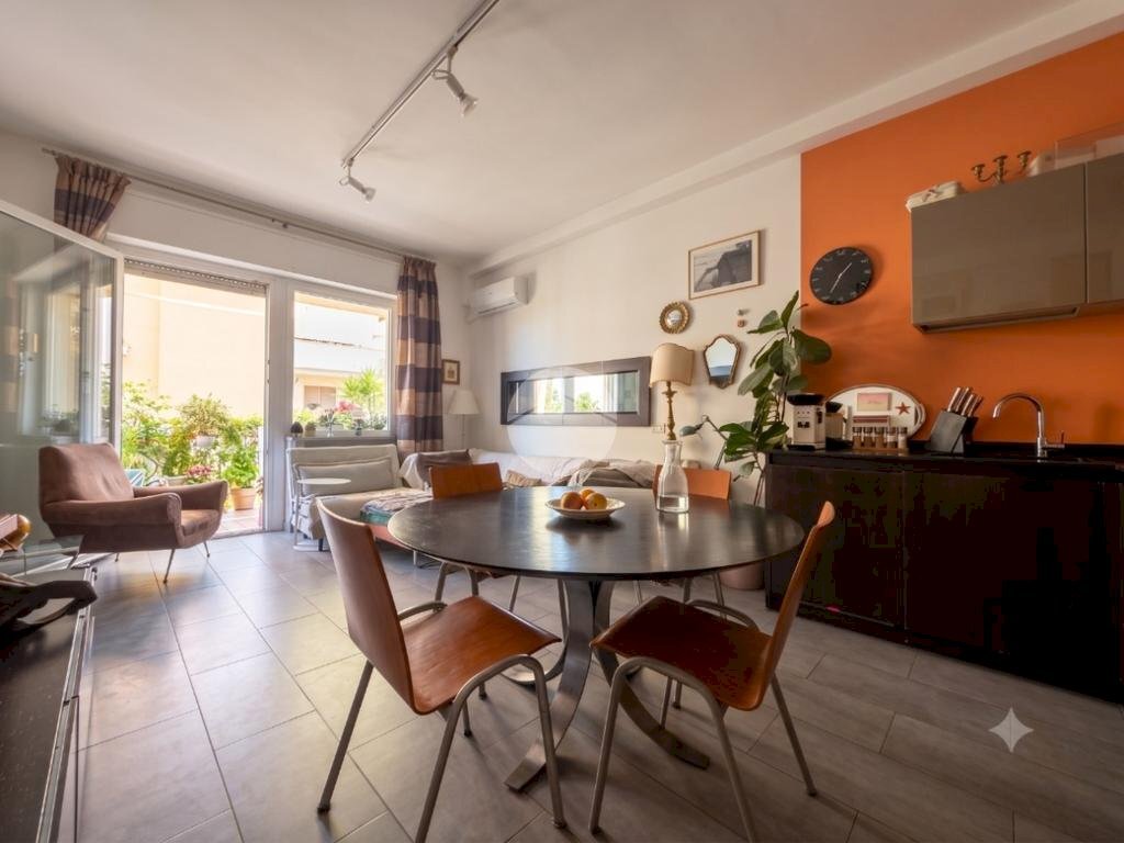 Three-room apartment Viale Regina Elena, Rimini - photo 1