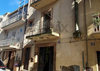 Edificio all\'aperto - Independent house Largo San Giorgio
 
19- 20, Caltagirone - photo 2