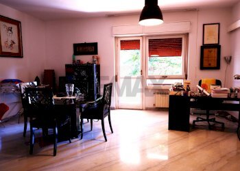 Sala da pranzo - Quadrilocale Via Petrarca
 
44, Caserta - foto 4