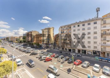 Edificio all\'aperto - Appartamento Via Tuscolana
687, Roma - foto 1