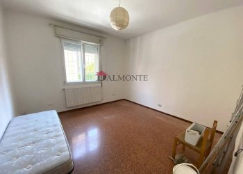 Camera da letto - Trilocale via Andrea da Faenza, Bologna (zona Bolognina) - foto 5