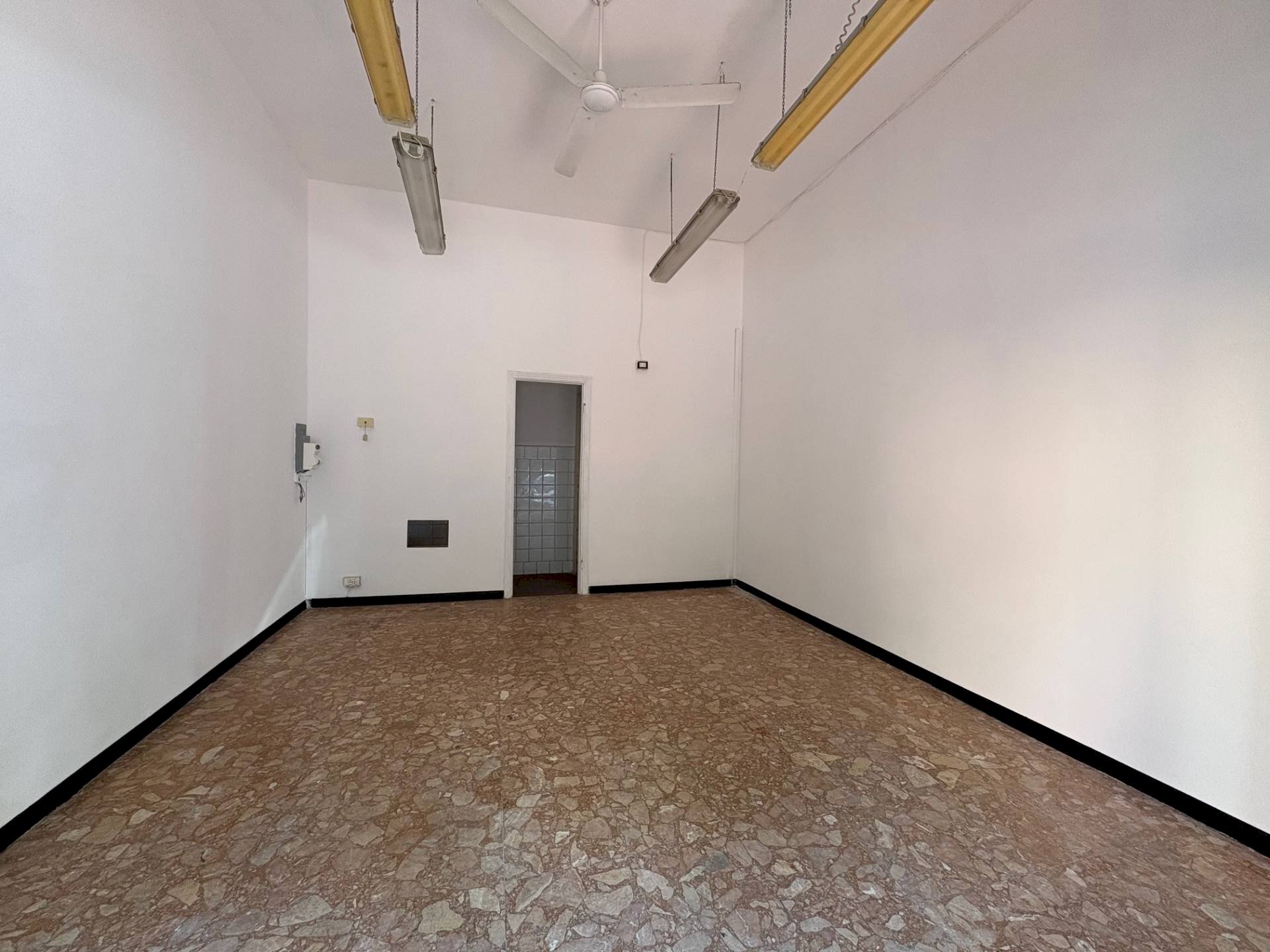 Foto 1 - Commercial Activity Via Carbone, Genova - photo 1