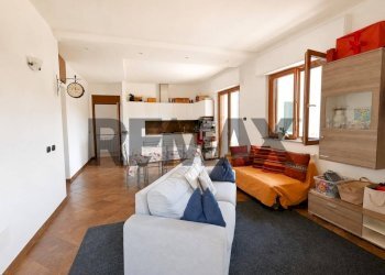Soggiorno - Villa Via Europa
 
21, Leggiuno - foto 5