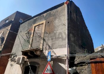 Edificio all\'aperto - Casa semi indipendente Via Orfanotrofio
51, Catania - foto 1
