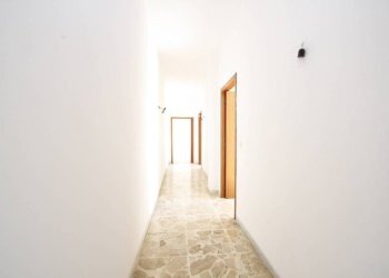 Corridoio - Casa indipendente via Carlo De Cristoforis, Casarano - foto 9