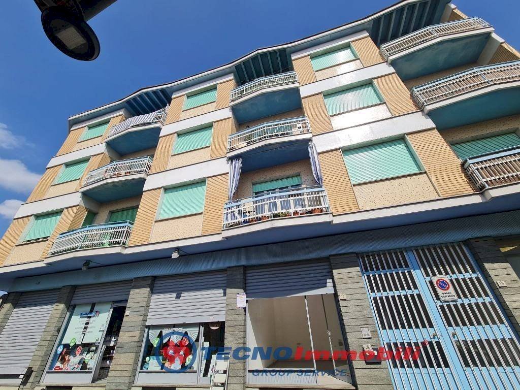 Facciata - Negozio via Guibert, Caselle Torinese - foto 1