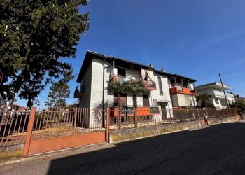 Facciata - Trilocale via Marche, 1, Cardano al Campo - foto 1