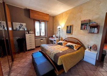 Camera da letto - Trilocale via Marche, 1, Cardano al Campo - foto 4