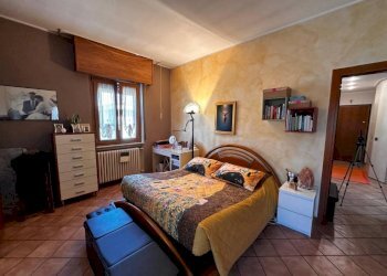 Camera da letto - Three-room apartment via Marche, 1, Cardano al Campo - photo 20