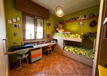 Camera da letto - Trilocale via Marche, 1, Cardano al Campo - foto 24