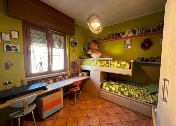 Camera da letto - Three-room apartment via Marche, 1, Cardano al Campo - photo 28