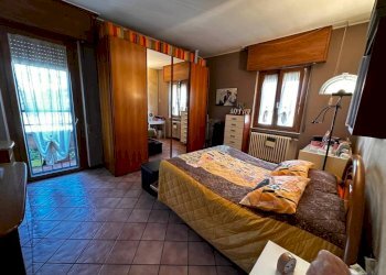 Camera da letto - Trilocale via Marche, 1, Cardano al Campo - foto 34