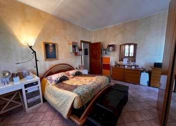 Camera da letto - Three-room apartment via Marche, 1, Cardano al Campo - photo 45