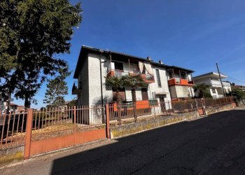 Facciata - Three-room apartment via Marche, 1, Cardano al Campo - photo 46