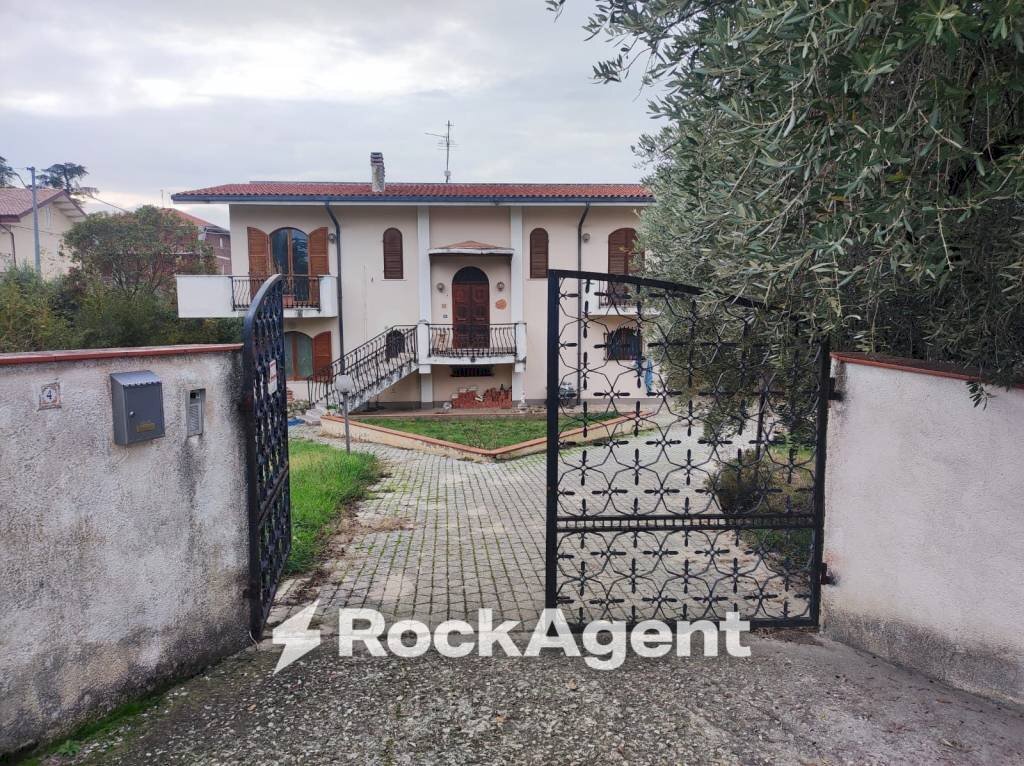 Ingresso - Villa via G. D'Annunzio, 4, Catignano - foto 1