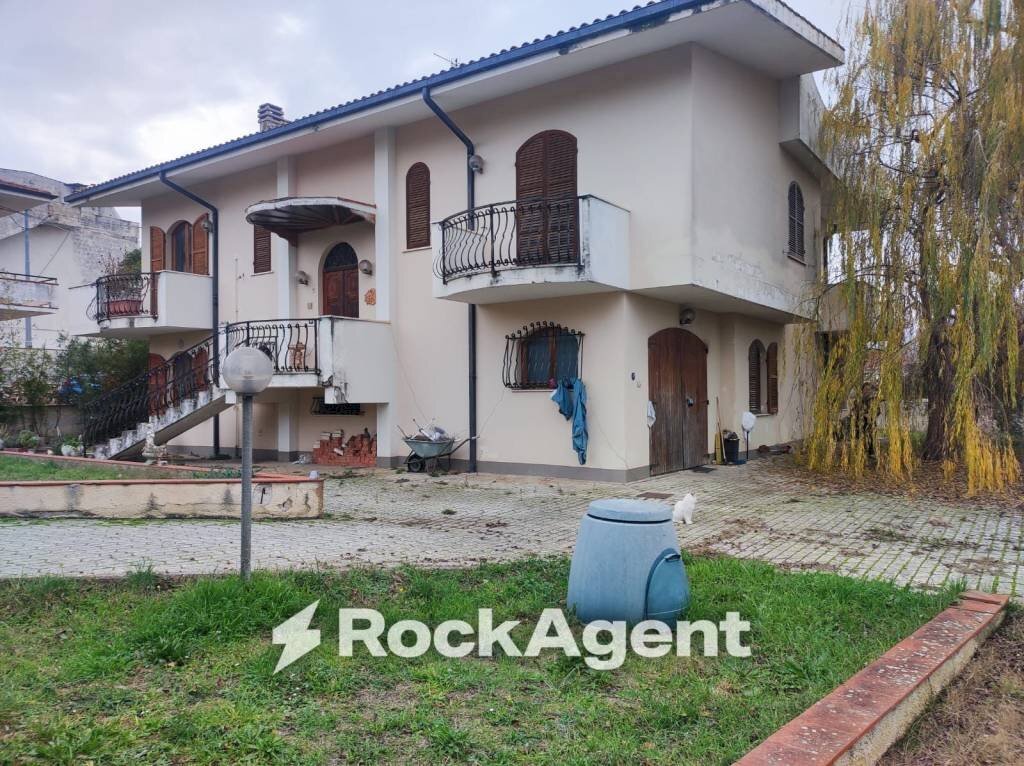 Facciata - Villa via G. D'Annunzio, 4, Catignano - foto 2