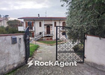 Ingresso - Villa via G. D'Annunzio, 4, Catignano - foto 1