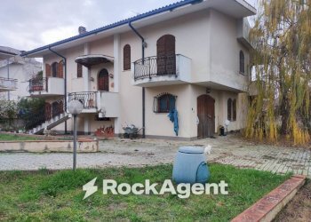 Facciata - Villa via G. D'Annunzio, 4, Catignano - foto 2