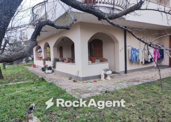 Facciata - Villa via G. D'Annunzio, 4, Catignano - foto 12