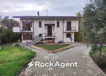 Facciata - Villa via G. D'Annunzio, 4, Catignano - foto 29