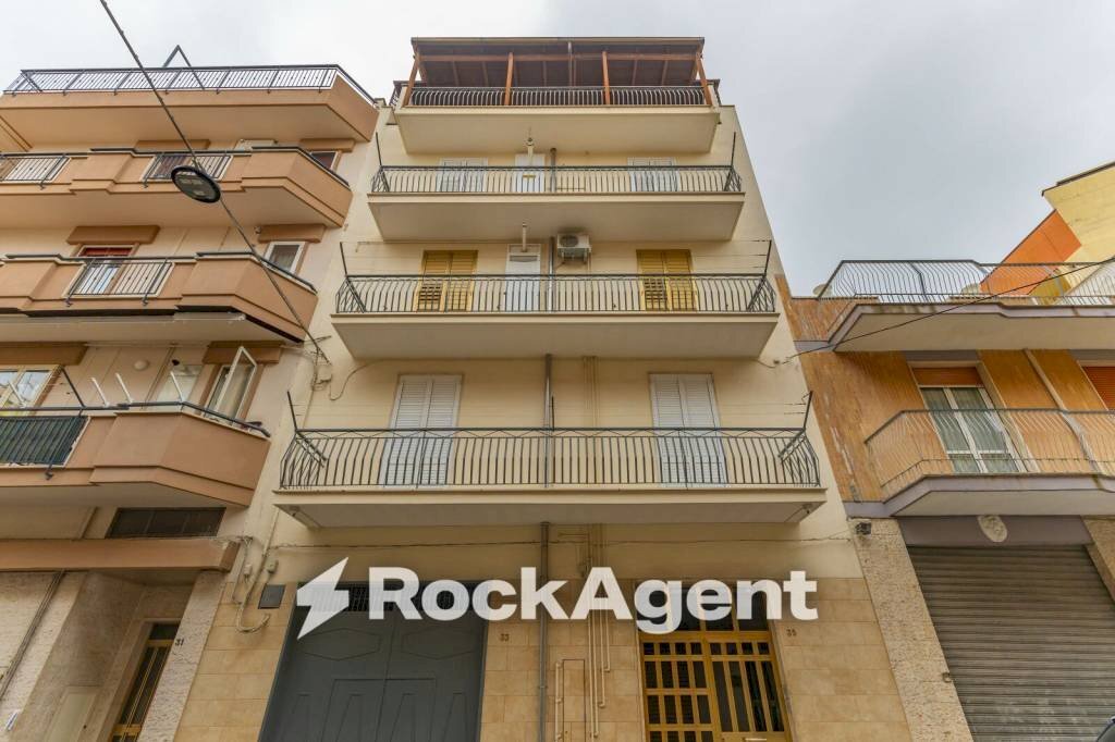 Facciata - Quadrilocale via Fabio Filzi, 35, Gravina in Puglia - foto 1