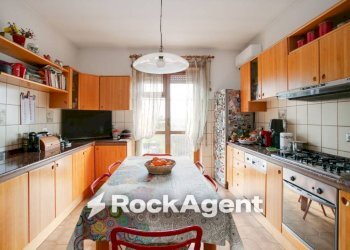 Cucina - Appartamento via Roccabernarda, Roma - foto 13