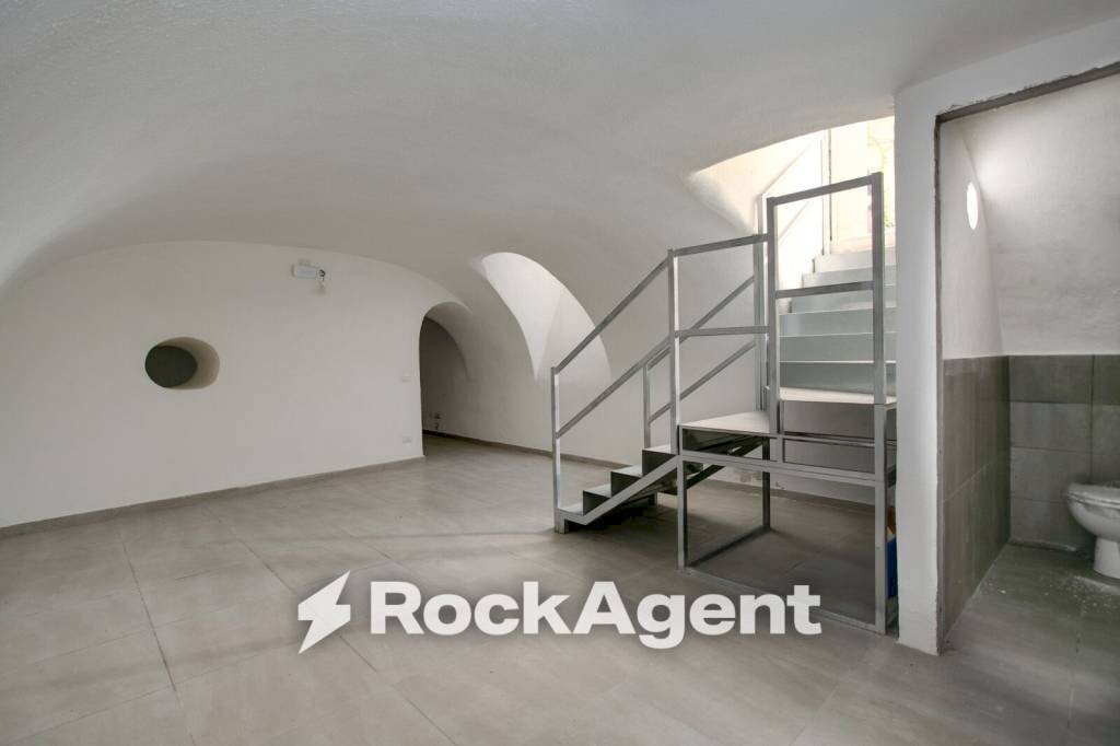 Interno non residenziale - Magazzino via dei Quattro Cantoni, 9a, Roma (zona Centro Storico) - foto 2