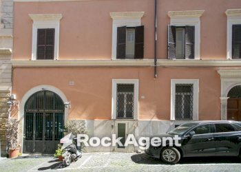 Facciata - Magazzino via dei Quattro Cantoni, 9a, Roma (zona Centro Storico) - foto 21
