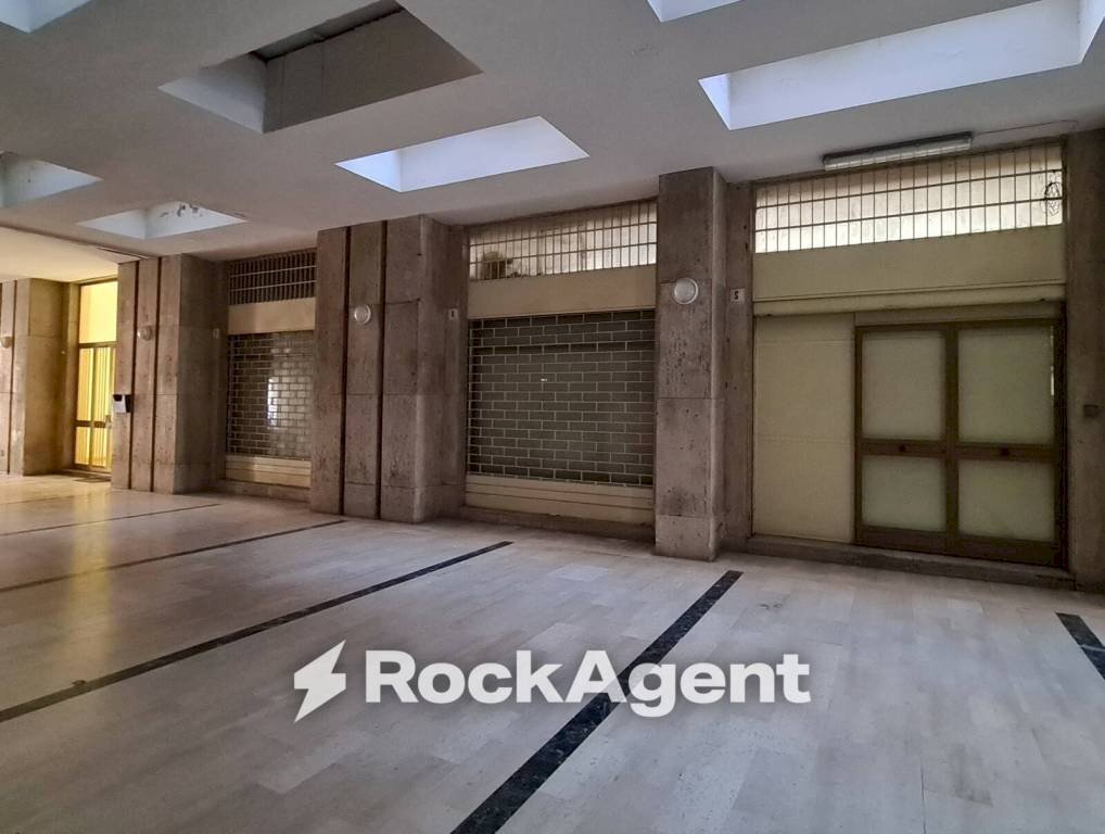 Interno palazzo - Magazzino via Duca Degli Abruzzi, 54, Catania - foto 1
