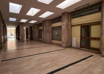 Interno palazzo - Magazzino via Duca Degli Abruzzi, 54, Catania - foto 8
