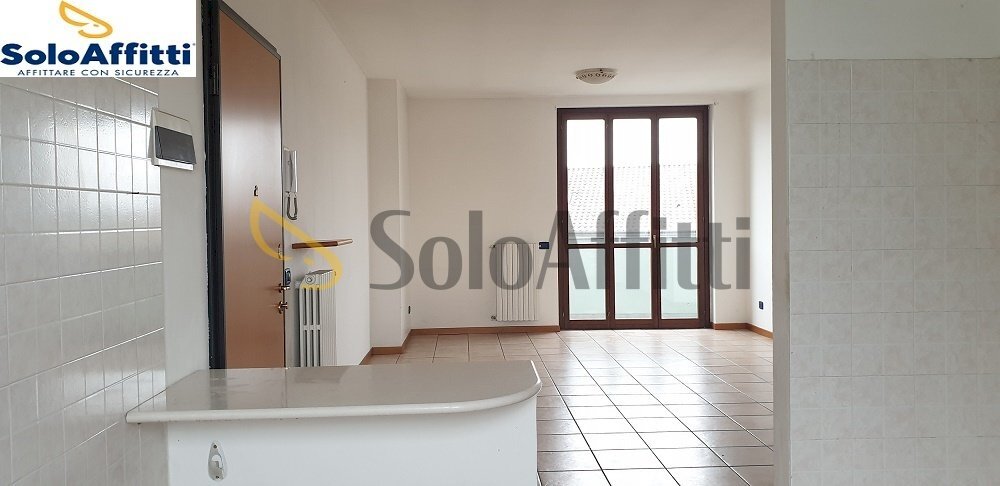 soggiorno con vano cucina e balcone.jpg - Appartamento via galvani  2, Solaro - foto 1