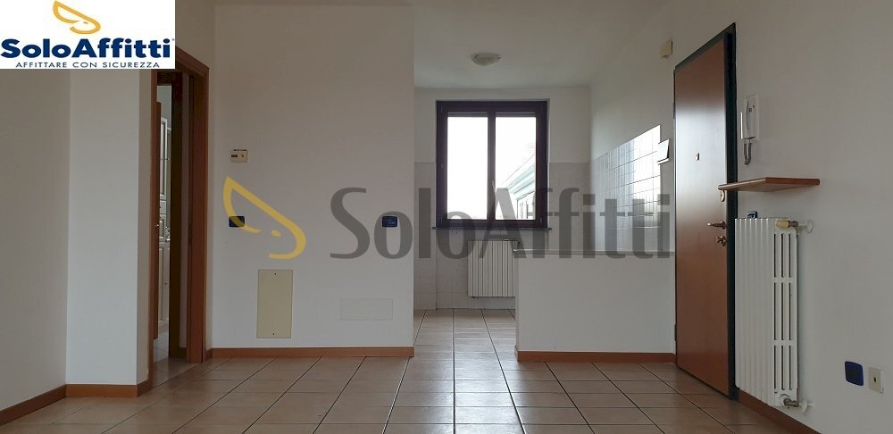soggiorno con vano cucina e balcone2.jpg - Appartamento via galvani 2, Solaro - foto 2