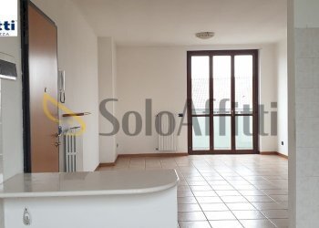 soggiorno con vano cucina e balcone.jpg - Appartamento via galvani  2, Solaro - foto 1