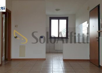 soggiorno con vano cucina e balcone2.jpg - Appartamento via galvani  2, Solaro - foto 2