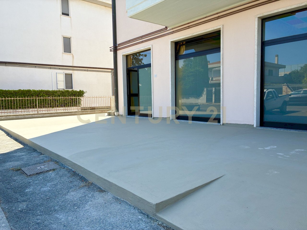 corte ingresso - Commercial Premises Via della Pace 50, Orbetello - photo 3