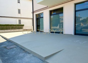 corte ingresso - Commercial Premises Via della Pace 50, Orbetello - photo 3