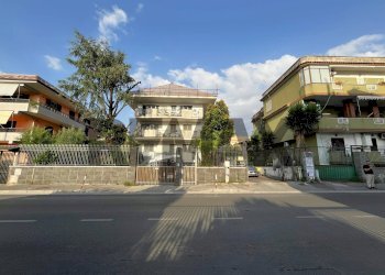 Edificio all\'aperto - Trilocale Via oasi del Sacro Cuore
 
80, Giugliano in Campania - foto 1