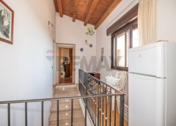 Scale - Apartment Corso Vittorio  Emanuele
 
80, Caltagirone - photo 9
