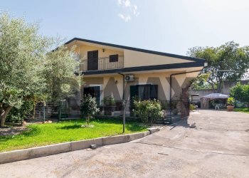 Casa all\'aperto - Villa a Schiera Via Cordovado
 
44, Acireale - foto 1