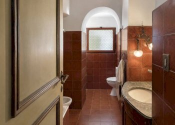 Bagno - Quadrilocale via dei Banchi Nuovi, 5, Roma (zona Centro Storico) - foto 10