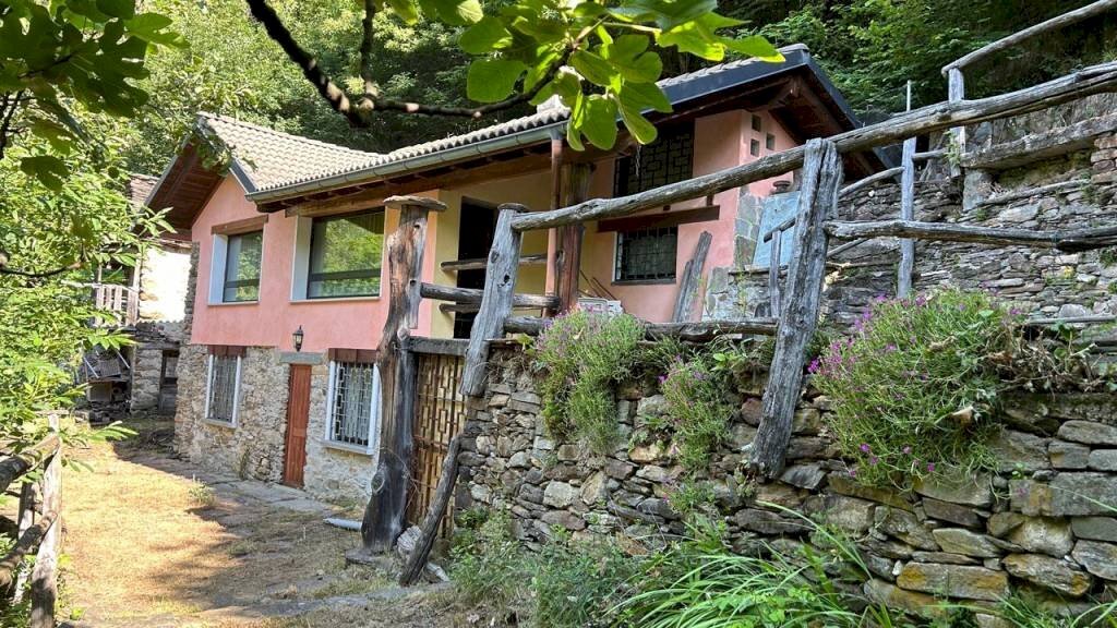 Facciata - Casa indipendente via Brandibella, 2, Valle Cannobina - foto 2