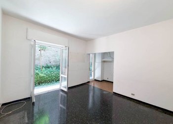 Soggiorno - Three-room apartment via Federico Donaver, Genova (neighborhood Marassi) - photo 6