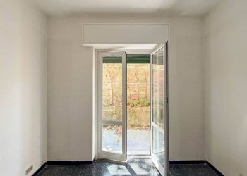 Camera da letto - Three-room apartment via Federico Donaver, Genova (neighborhood Marassi) - photo 11