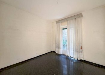 Camera da letto - Trilocale via Federico Donaver, Genova (zona Marassi) - foto 15