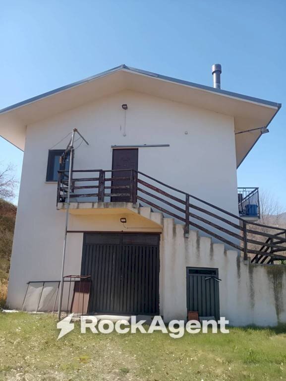 Facciata - Villa contrada Castiglione snc, Abriola - foto 1