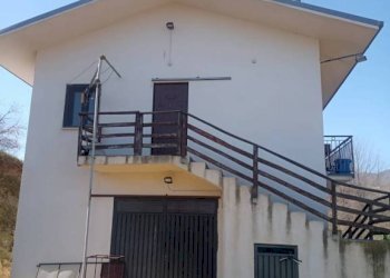 Facciata - Villa contrada Castiglione snc, Abriola - foto 1