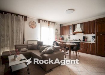 Salone - Appartamento Montecalvo in Foglia - foto 2